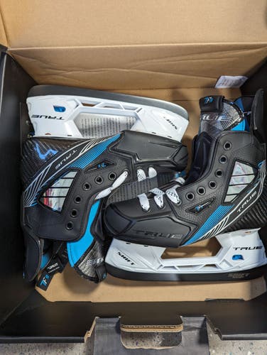 New Junior True Regular Width  Size 2.5 TF9 Hockey Skates