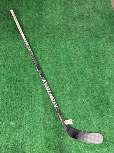 Used Intermediate Bauer Vapor Hyperlite Hockey Stick Left Hand P92M