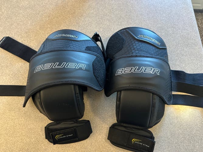 Bauer S18 supreme knee guards - Like New