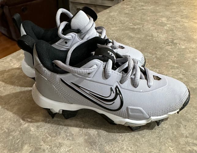 Gray Used Youth Low Top Molded Cleats Nike Trout force 9 keystone Size 11c