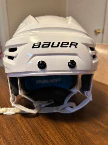 Like NEW Bauer Re Akt 65 Hockey Helmet