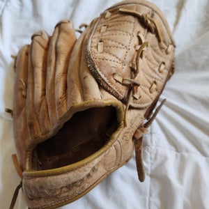 Wilson Right Hand Throw A2185 Jim "Catfish" Hunter Signature Series Baseball Glove 10.5"