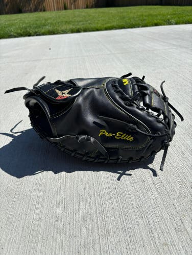 Used Right Hand Throw 34" CM3000MBK Catcher's Glove