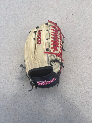 2022 Wilson A2000 D33 Baseball Glove 11.75" Infield RHT Series Black & Blonde