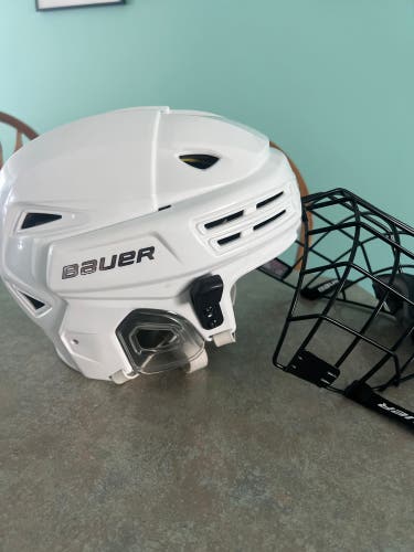 Used Medium Bauer  Re-Akt 200 Helmet