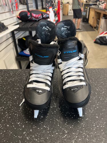 New Junior True SVH Hockey Skates Size 3.5