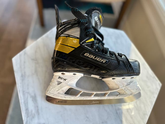 Bauer Supreme M4 Ignite Pro+ Hockey Skates Size 2 EE