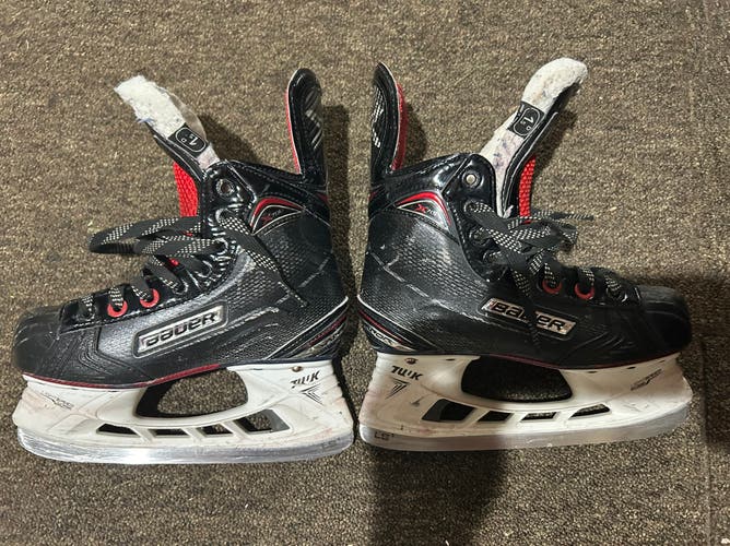 Used Junior Bauer Regular Width Size 1.5 Vapor X700 Hockey Skates