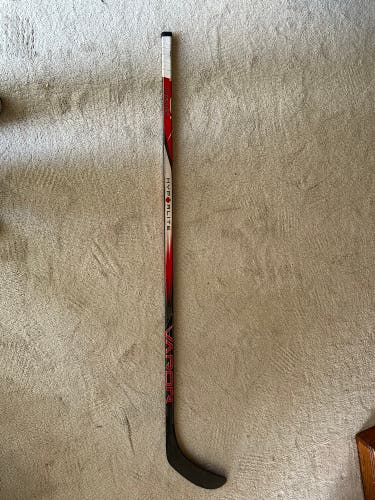 Senior Right Handed P28 Vapor Hyperlite 2 Hockey Stick