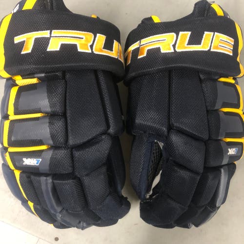 Nearly NEW True XC7 14” hockey gloves