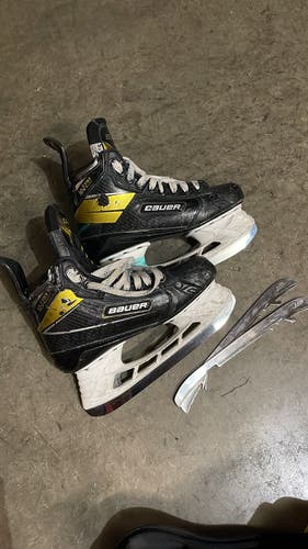 Used Bauer Regular Width  Size 5.5 Supreme UltraSonic Hockey Skates