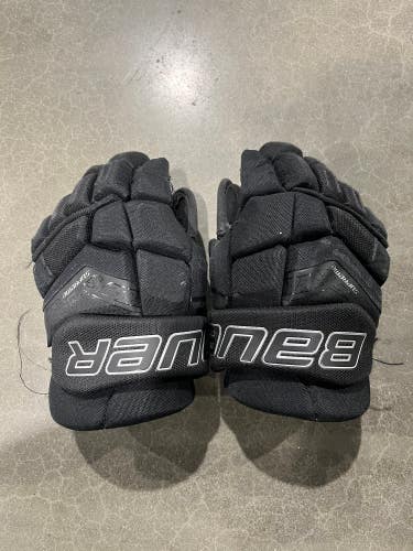 Black Used Junior Bauer Supreme 3s Gloves 12"