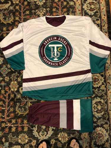 Anaheim Ducks Throwback Classic Reversible Used XL Adult Unisex Jersey and Socks