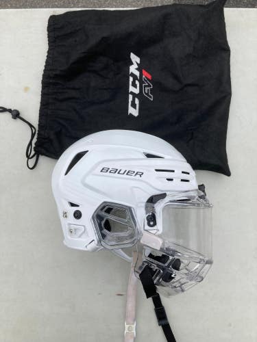 White Used Youth Medium Bauer Re-Akt 85 Helmet