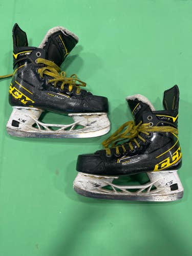 Used Intermediate CCM Super Tacks AS3 Hockey Skates (Regular) - Size: 5.5