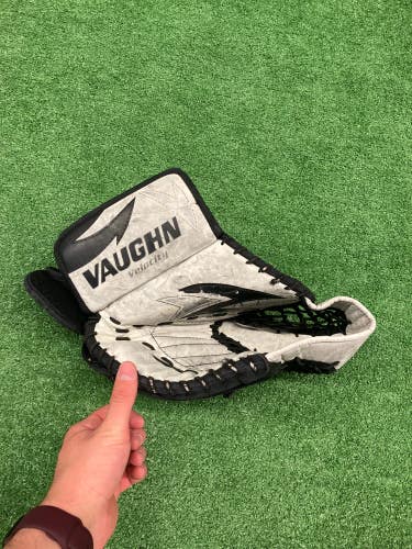 White Used Youth Vaughn Velocity 7100 Regular Goalie Glove