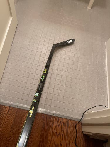 New Intermediate Bauer Right Handed P28  Ag5nt Hockey Stick