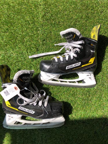 Used Bauer Supreme M3 Hockey Skates Regular Width Size 4.0 - Intermediate