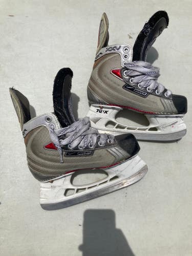 Used Junior Bauer Vapor XXV Hockey Skates Extra Wide Width Size 2.5