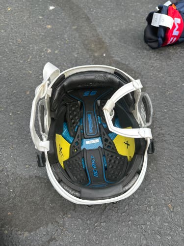 Used Medium Bauer Re-Akt 95 Helmet