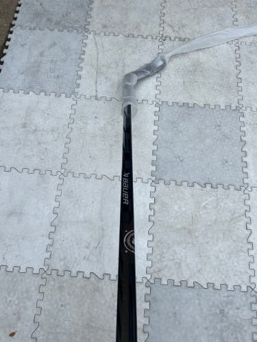New Bauer Proto-R Right Handed P92 77 Flex Hockey stick