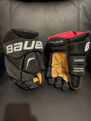 Boston Bruins David Pastrnak Black Bauer Vapor APX2 Hockey Gloves 13” Yellow Palms Pro Stock