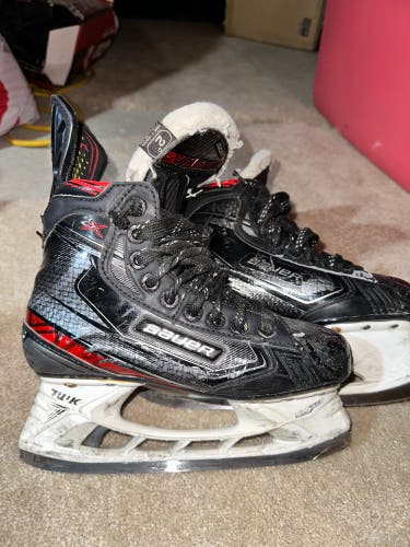 Used Junior Bauer Regular Width Size 2 Vapor 2X Hockey Skates