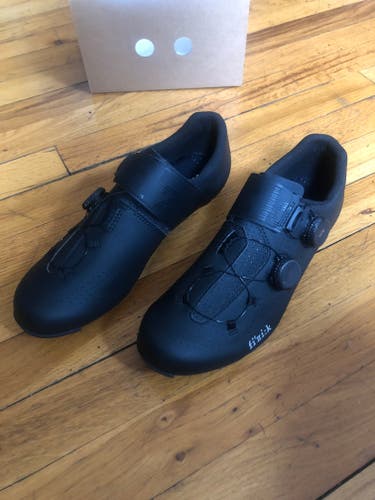 Size 7.5 Men's Fizik Vento Infinito Carbon 2 Bike Shoes, black (wide)