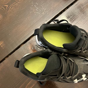 Under armor Youth cleats Size 2.5 Y
