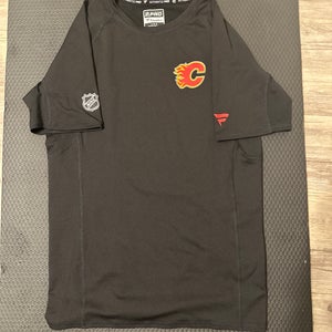 Calgary Flames Team Issued Compression Shirt Size Large