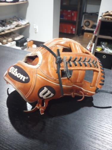 Used 2018 Wilson Right Hand Throw Infield A2000 Baseball Glove 11.75"