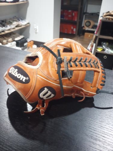 Used 2018 Wilson Right Hand Throw Infield A2000 Baseball Glove 11.75"