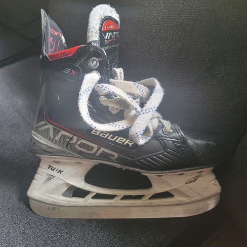 Used Intermediate Bauer Vapor 3X Hockey Skates Regular Width Size 4.5