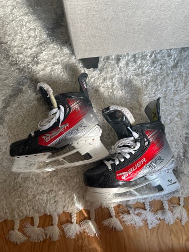Used Senior Bauer Extra Wide Width  Pro Stock 9.5 Vapor Hyperlite 2 Hockey Skates