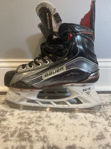Used Bauer Regular Width  Size 4.5 Vapor X900 Hockey Skates