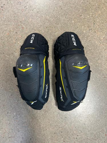 Used Junior Large CCM Tacks 6052 Elbow Pads