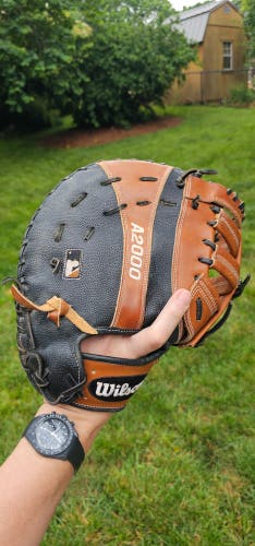 Used 2023 Right Hand Throw Wilson First Base A2000 Baseball Glove 12.5"