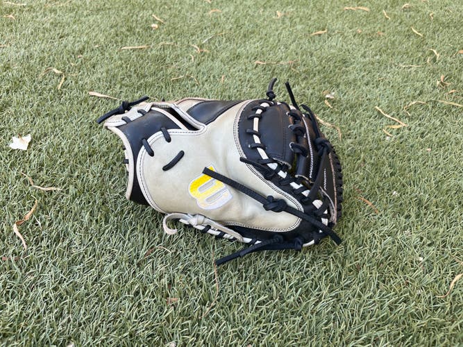A2000 M2 33.5” Catchers Glove