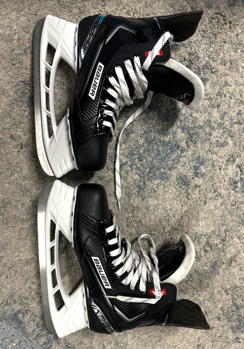 Used Senior Bauer Vapor X3.5 Hockey Skates 8.5