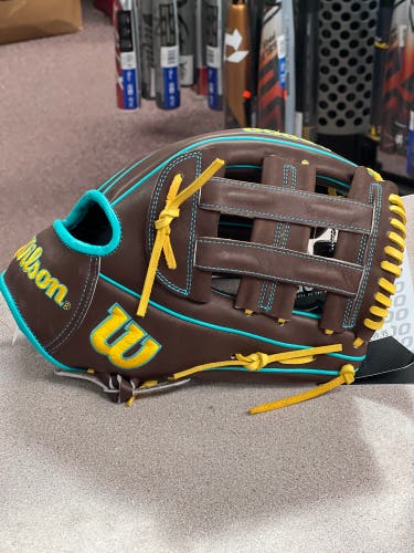 New Right Hand Throw 12" Wilson A2000 February 2022 Glove Of The Month