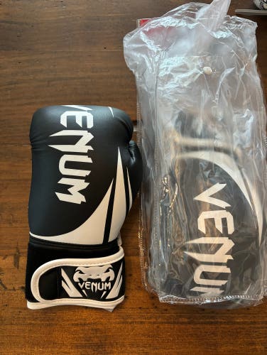 Venum Challenger 2.0 Kids 6 oz Boxing Gloves