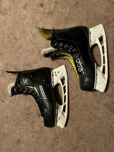 Used Intermediate Bauer Regular Width Size 4 Supreme S29 Hockey Skates