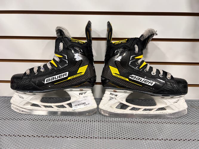Used Junior Bauer Supreme Ignite Pro+ Hockey Skates Extra Wide Width Size 2.5