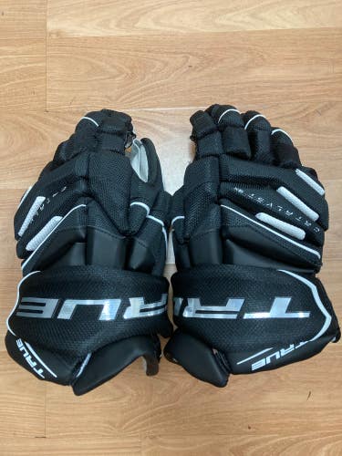 Black Used Senior True Catalyst 9X Gloves 14"