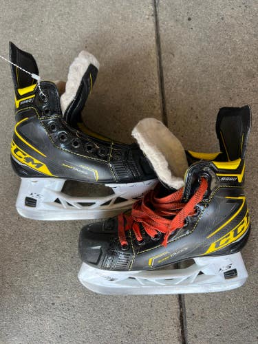 Used Junior CCM Super Tacks 9380 Hockey Skates Regular Width Size 1.5