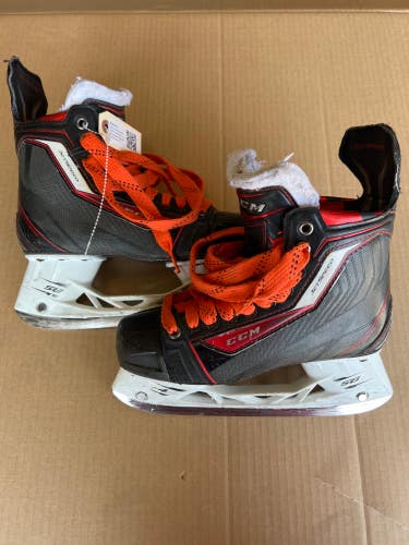 Used Intermediate CCM JetSpeed Hockey Skates Regular Width Size 5.5