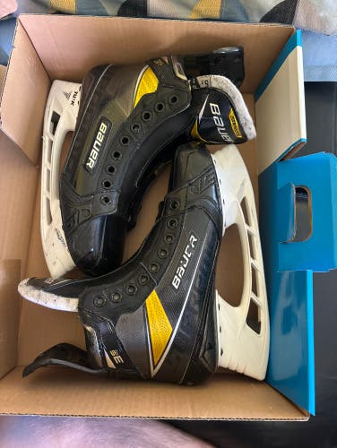 Used Intermediate Bauer Regular Width   Size 5.5 Supreme 3S Pro Hockey Skates
