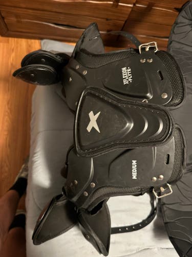 Used Adult Xenith Xflexion flyte Shoulder Pads