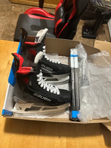 Used Intermediate Bauer Regular Width  Size 5 Vapor X5 Pro Hockey Skates