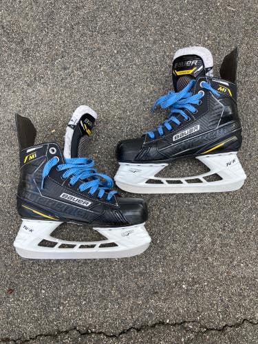 Used Intermediate Bauer Supreme M1 Hockey Skates Regular Width Size 4